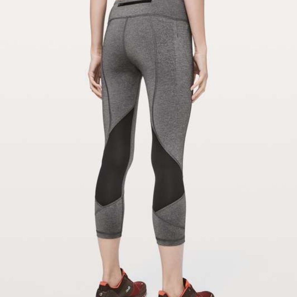 Lululemon Gray and Black Legging  Speed Crop Tight.  Womens Size 10